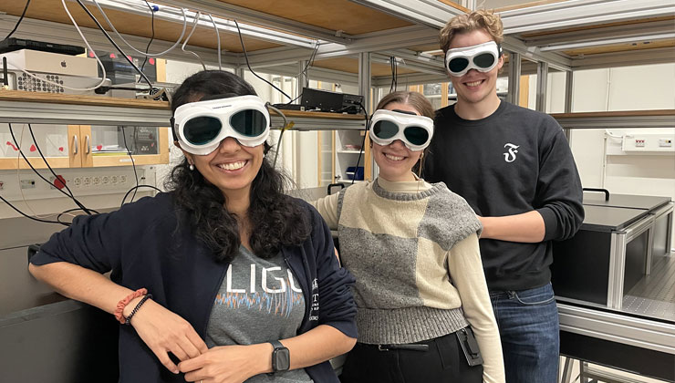 Three people with sunglasses in a lab Vaishali Adya, Hilma Karlsson and Erik Svanberg protect their eyes from the laser light in the lab. Photo: Anna Gullers
